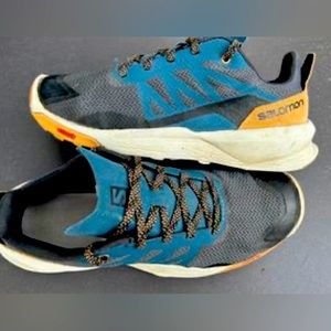 SALOMON womens hiking shoe in excellent shape- waterproof